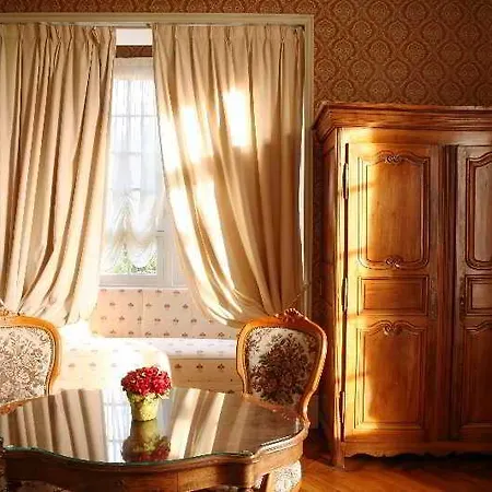 Le Chateau De La Tour Жувьё