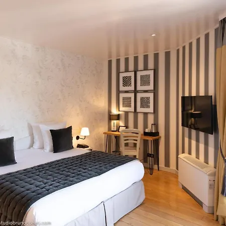 Otel Le Chateau De La Tour 4*