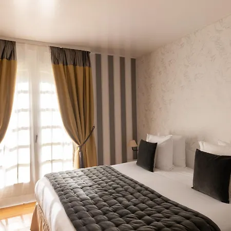 Le Château De La Tour