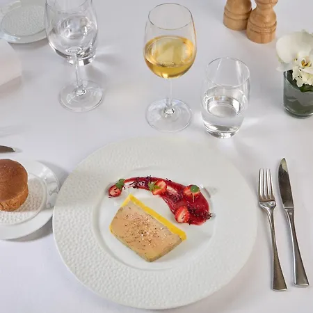 Le Chateau De La Tour Hotel 4*