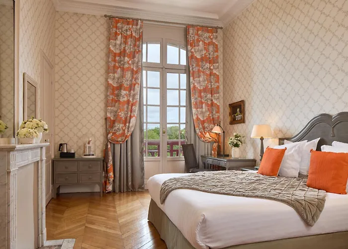 Le Chateau De La Tour Hotel 4*