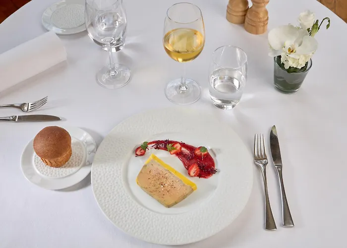 Le Chateau De La Tour Hotel 4*