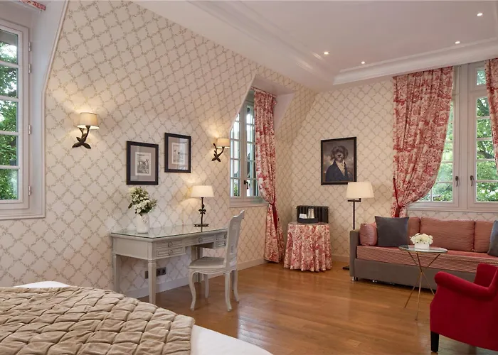 Le Chateau De La Tour Hotel 4*